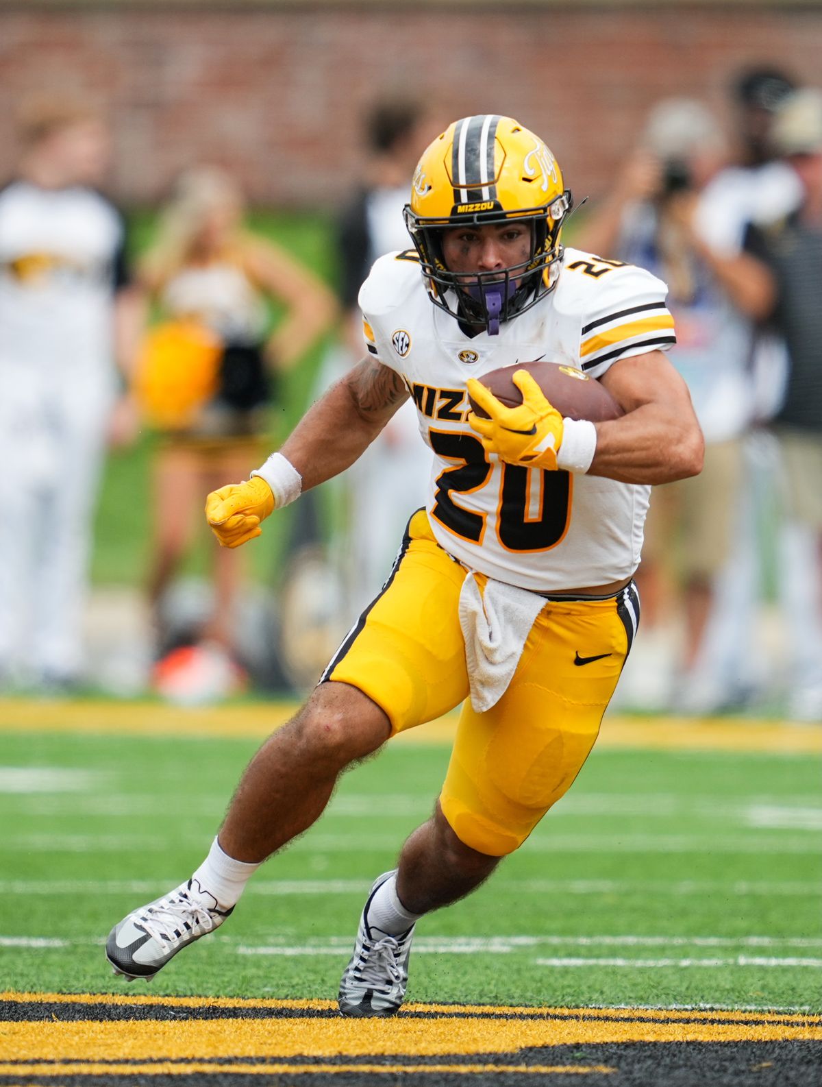 Running back Cody Schrader running the football for the Missouri Tigers